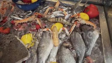 海鲜混合：各种鱼类，贝类和蔬菜在中间的冰柜。